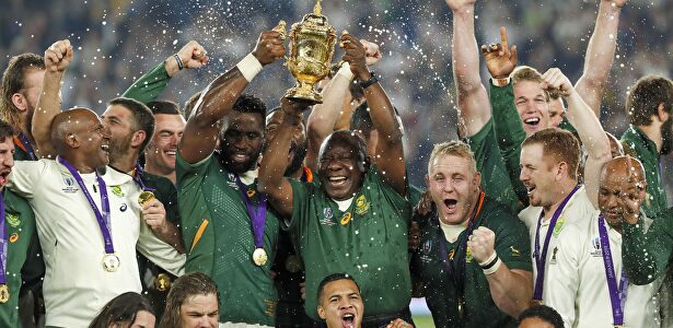 Los jugadores de Sudáfrica, con la Copa Webb Ellis que les acredita como campeones mundiales de rugby. |  EFE