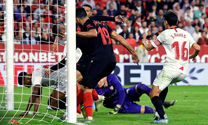 La jugada que ni el colegiado ni el VAR quisieron revisar. |  EFE