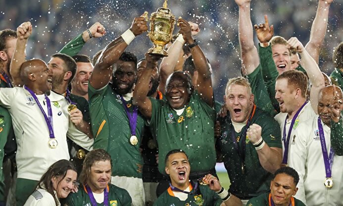 Los jugadores de Sudáfrica, con la Copa Webb Ellis que les acredita como campeones mundiales de rugby. |  EFE