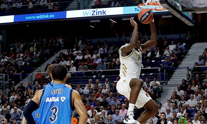 Usman Garuba machaca el aro del Alba Berlín |  EFE