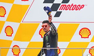 Maverick Viñales celebra su triunfo en Sepang. |  EFE