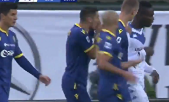 Los cánticos racistas en Verona hacen estallar a Balotelli en pleno partido