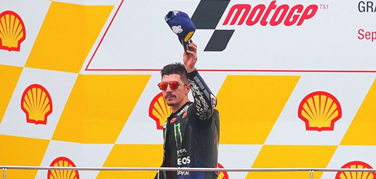 Maverick Viñales celebra su triunfo en Sepang. |  EFE