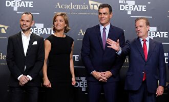 Sánchez, recibido por María Casado y Campo Vidal. |  EFE