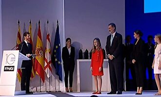 Larga y calurosa ovación al Rey y a la princesa Leonor