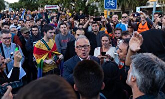 Manifestantes increpan a algunos de los invitados a los premios. |  Europa Press