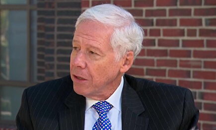 El experto estadounidense visita España y alerta de una crisis fiscal