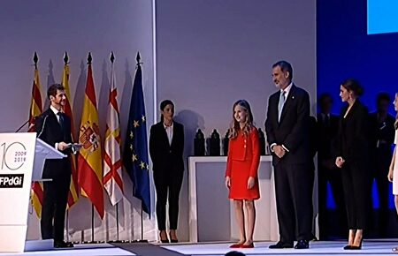 Larga y calurosa ovación al Rey y a la princesa Leonor