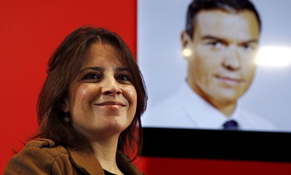 Adriana Lastra, ante un retrato de Pedro Sánchez. | EFE