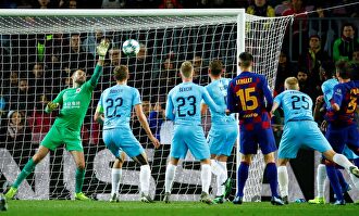 El meta Ondrej Kolar (i) desbarata una gran ocasión del Barcelona. |  EFE