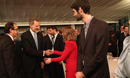 Xavier Ros Oton, ya sin el lazo, en la recepción posterior. |  Casa Real