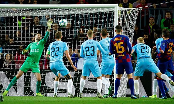 El meta Ondrej Kolar (i) desbarata una gran ocasión del Barcelona. |  EFE