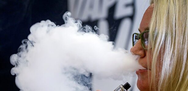 Mujer vapeando |  MyBlu