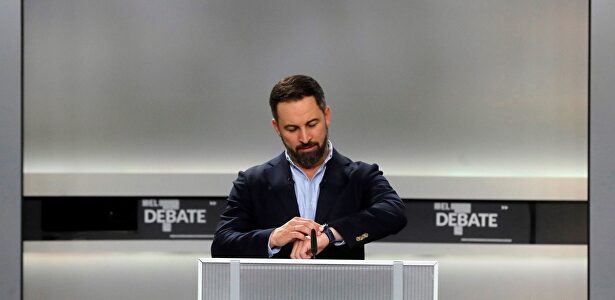 Santiago Abascal, líder de Vox, minutos antes de comenzar el debate electoral |  EFE