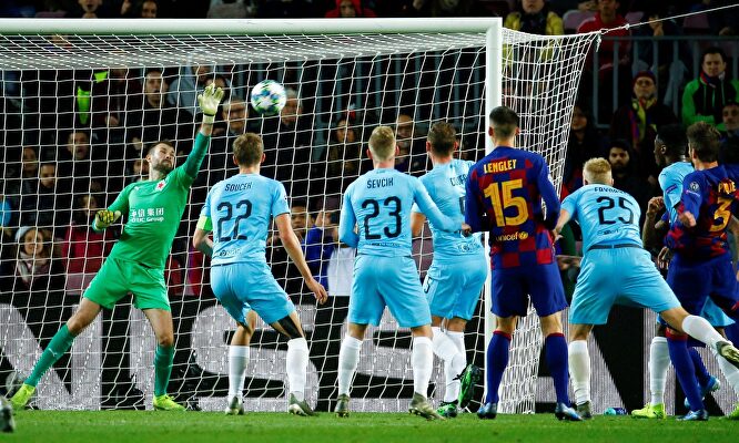 El meta Ondrej Kolar (i) desbarata una gran ocasión del Barcelona. |  EFE