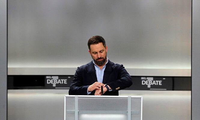 Santiago Abascal, líder de Vox, minutos antes de comenzar el debate electoral |  EFE