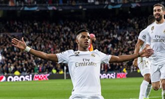 Rodrygo celebra uno de sus tres goles al Galatasaray en el Bernabéu. |  EFE