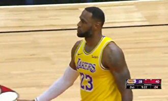 LeBron James hace historia y lleva a los Lakers al primer puesto de la NBA