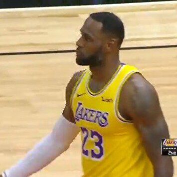 LeBron James hace historia y lleva a los Lakers al primer puesto de la NBA