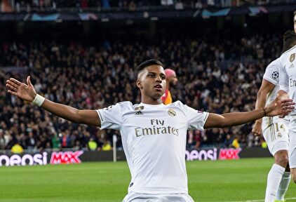 Rodrygo celebra uno de sus tres goles al Galatasaray en el Bernabéu. |  EFE