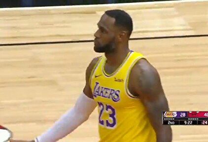 LeBron James hace historia y lleva a los Lakers al primer puesto de la NBA