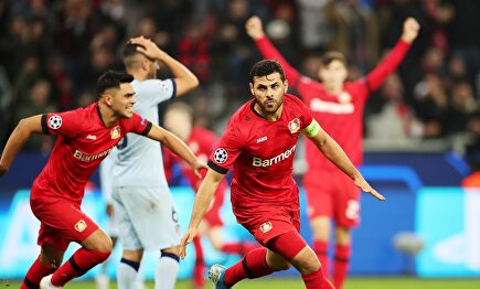 Volland (d) celebra su gol al Atlético de Madrid. |  EFE