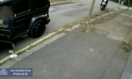 Los nervios de acero de Kolasinac: le atacan con un cuchillo y ni se inmuta