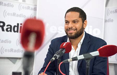 Ignacio Garriga, diputado de Vox por Barcelona, en una entrevista en esRadio |  David Alonso Rincón