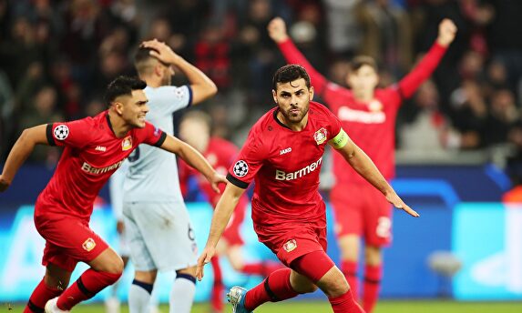 Volland (d) celebra su gol al Atlético de Madrid. |  EFE