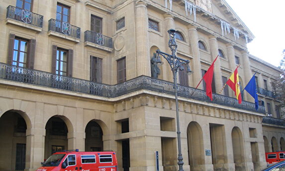 Palacio de Navarra |  Wikipedia/Josep Renalias