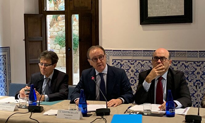 Martín Sellés, presidente de Farmaindustria (en el centro) durante su intervención en Chinchón |  Farmaindustria