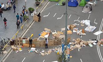 Los acampados en Barcelona montan barricadas. |  LD
