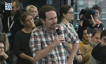 Iglesias se mofa de Sánchez imitando su voz