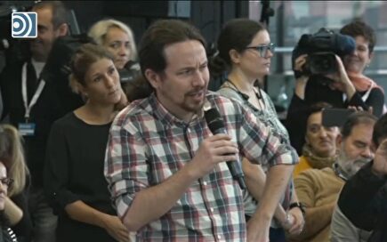 Iglesias se mofa de Sánchez imitando su voz