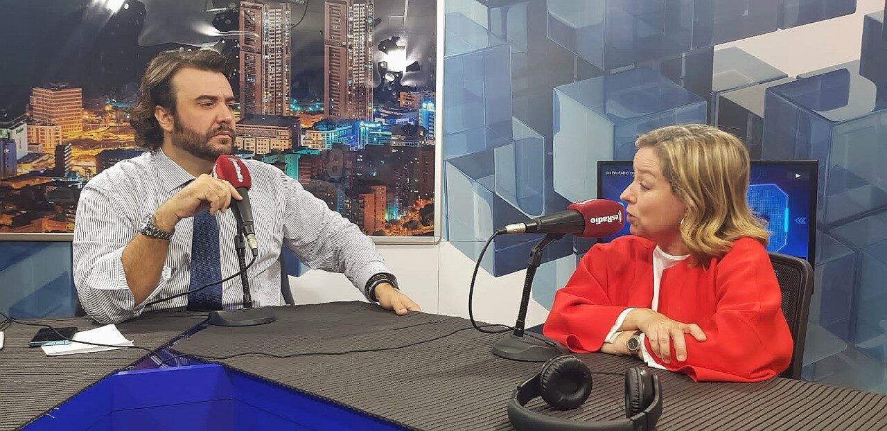 Ana Oramas en los estudios de esRadio en Santa Cruz de Tenerife. |  esRadio