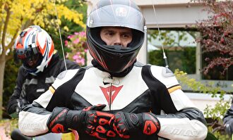 Rivera, de motero, en un acto electoral. |  EFE