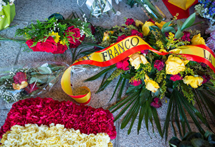 Un ramo de rosas en la nueva tumba de Franco. |  David Alonso Rincón