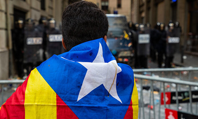 Un manifestante nacionalista con una bandera estrellada | Cordon Press