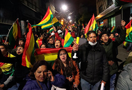 Manifestantes junto a una comisaría en La Paz. |  EFE