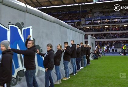 Derriban una espectacular replica del Muro de Berlín en el Hertha-Leipzig