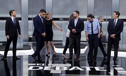 Los candidatos de los cinco grandes partidos, junto a María Blanco, en los instantes previos al debate del pasado lunes. |  EFE