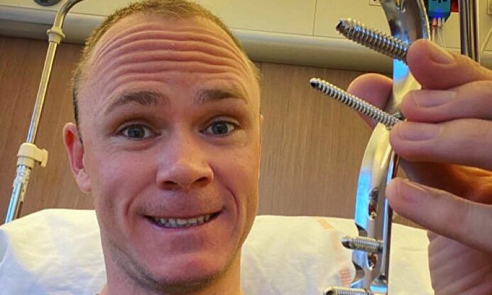 Froome muestra las placas que le han retirado |  Twitter