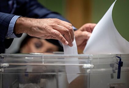 Votante introduce un voto en una urna | EFE