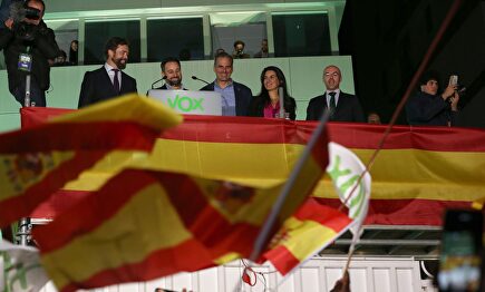 Santiago Abascal rodeado de la plana mayor de Vox la noche electoral del 10-N |  EFE