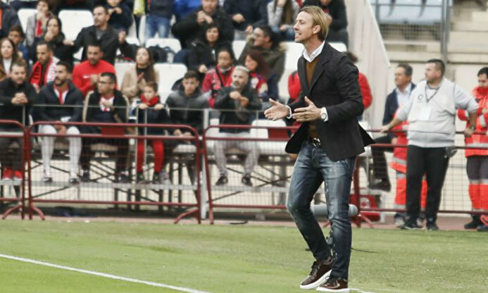 Guti no pudo lograr el triunfo en su debut como técnico del Almería |  Agencias
