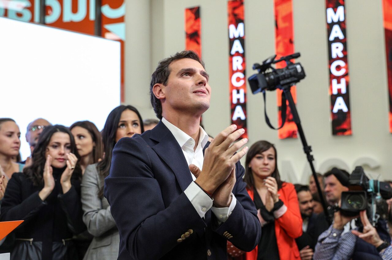 Albert Rivera, tras anunciar este lunes su dimisión, Inés Arrimadas, emocionada detrás. |  EFE