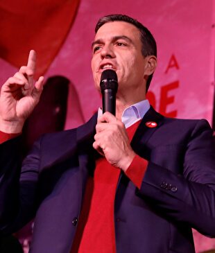 Pedro Sánchez pronuncia unas palabras, tras conocer los resultados electorales |  EFE