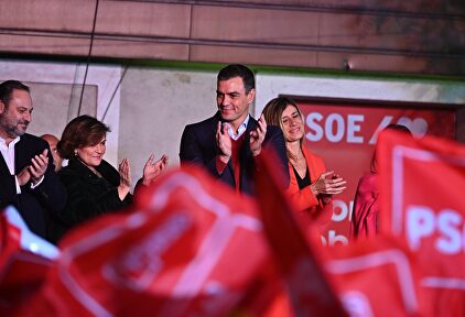 Sánchez, tras las elecciones, en la calle Ferraz |  EFE