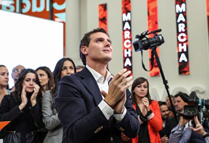 Albert Rivera, tras anunciar este lunes su dimisión, Inés Arrimadas, emocionada detrás. |  EFE