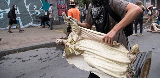 Radicales de extrema izquierda saquean una iglesia en Chile